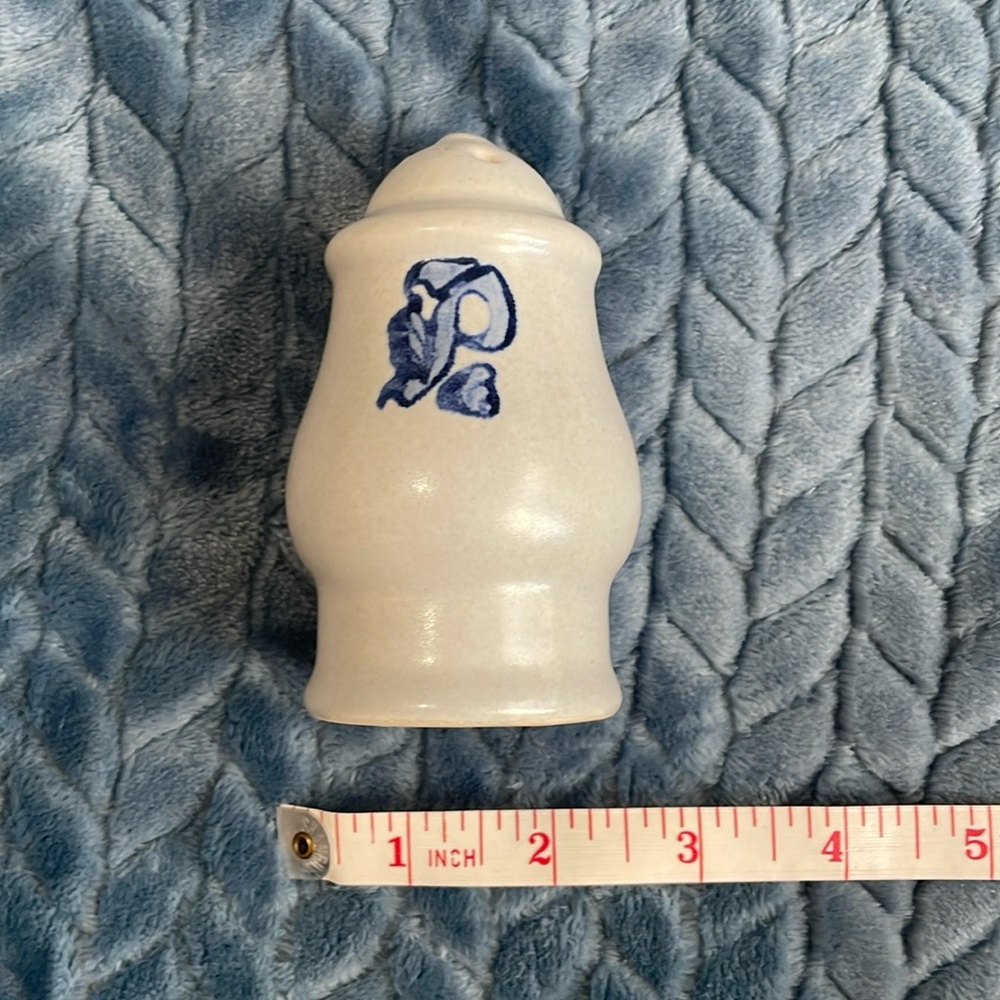 Pfaltzgraff Yorktowne 1967 stoneware pepper shaker